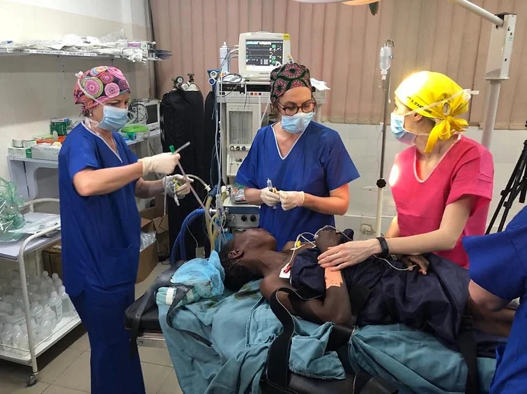 Équipe médicale au bloc
