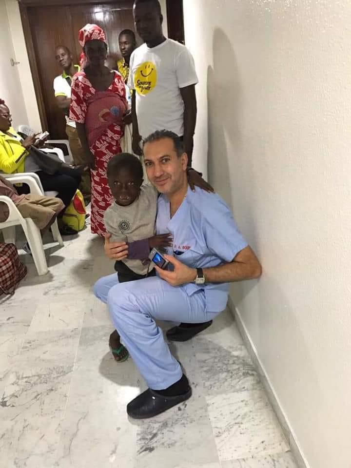 Chirurgien de Sourire un Jour avec un enfant