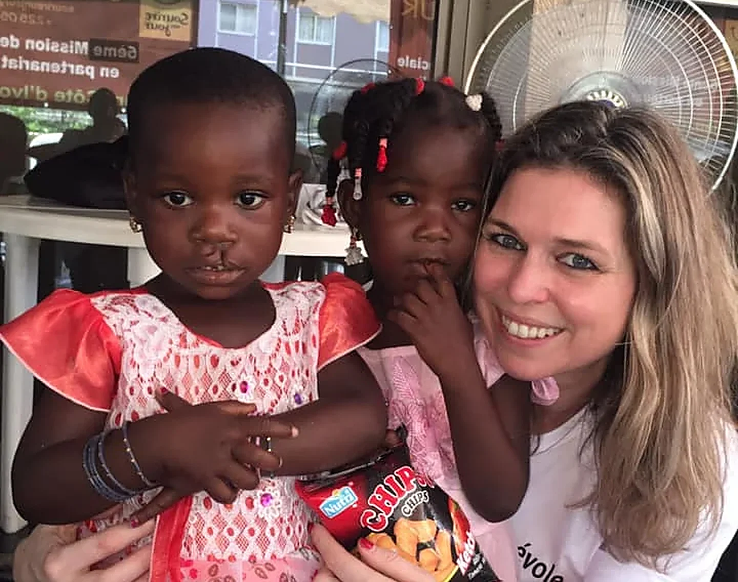 Bénévole de Sourire un Jour avec deux enfants
